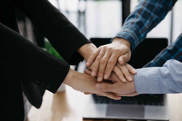 Comment les exercices de coordination peuvent-ils contribuer à la prévention des chutes chez les seniors ?